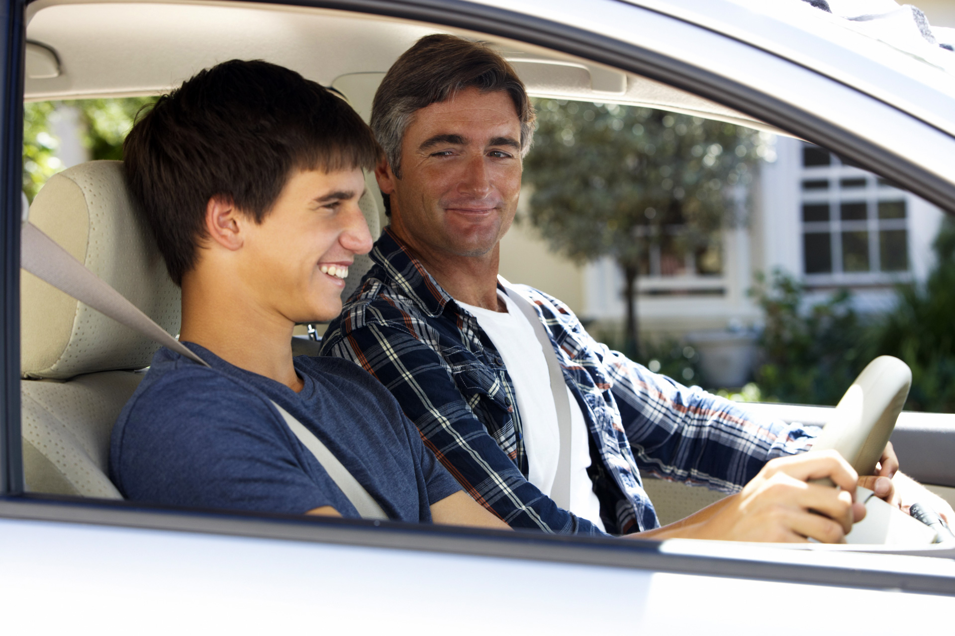 Dad teach. Сын за рулем. Отец и сын за рулем. Машина для сына. Отец и сын подросток.